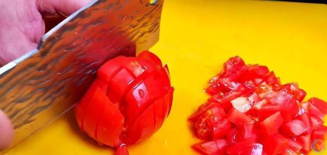 豆腐和它天生一对，高钙、高蛋白，汤汁拌米饭也是一绝