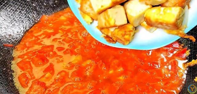 豆腐和它天生一对，高钙、高蛋白，汤汁拌米饭也是一绝