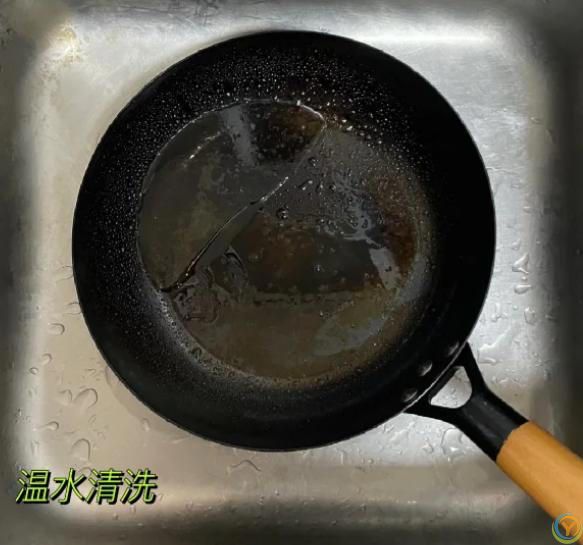 为什么炒完菜的锅别用冷水冲？多亏内行人提醒，很多人都做错了