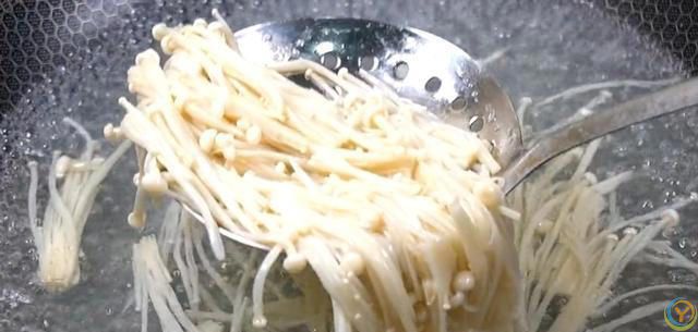 豆腐和它天生一对，高钙、高蛋白，汤汁拌米饭也是一绝