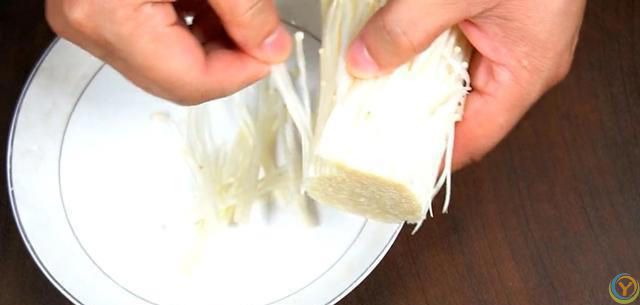 豆腐和它天生一对，高钙、高蛋白，汤汁拌米饭也是一绝