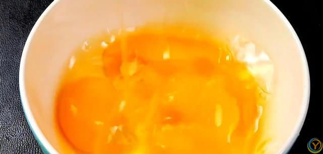 豆腐和它天生一对，高钙、高蛋白，汤汁拌米饭也是一绝