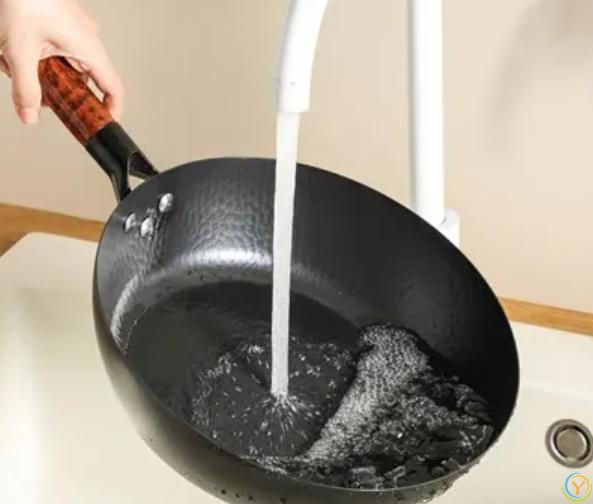 为什么炒完菜的锅别用冷水冲？多亏内行人提醒，很多人都做错了