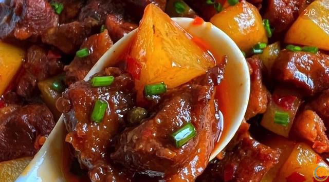 炖牛肉千万不要直接下锅，那样炖出来又柴又硬，今天教你一个方法