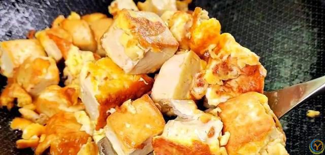 豆腐和它天生一对，高钙、高蛋白，汤汁拌米饭也是一绝