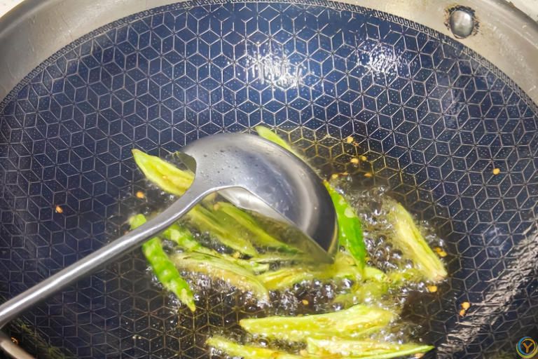 为什么炒完菜的锅别用冷水冲？多亏内行人提醒，很多人都做错了