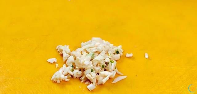 豆腐和它天生一对，高钙、高蛋白，汤汁拌米饭也是一绝