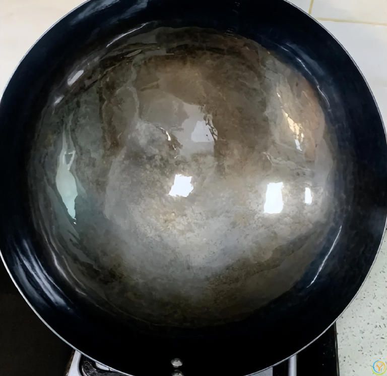 为什么炒完菜的锅别用冷水冲？多亏内行人提醒，很多人都做错了