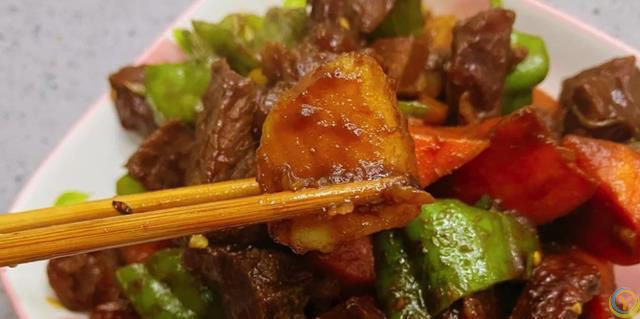 炖牛肉千万不要直接下锅，那样炖出来又柴又硬，今天教你一个方法