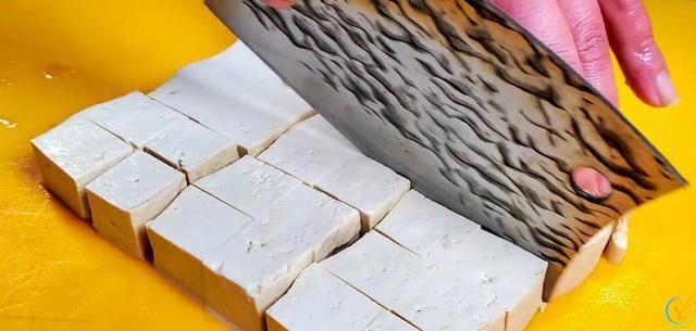 豆腐和它天生一对，高钙、高蛋白，汤汁拌米饭也是一绝