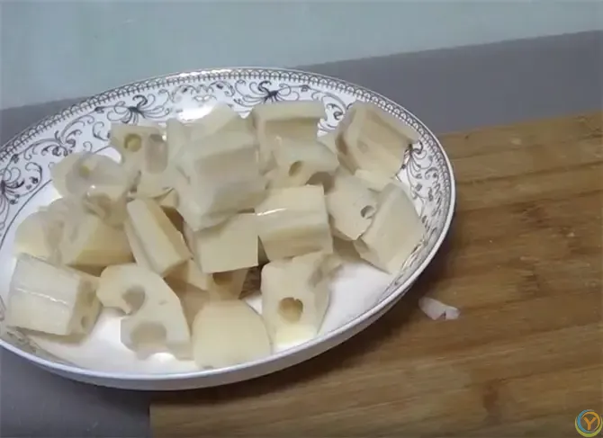 这才是藕最好吃的做法，一道糖醋藕丁，酸甜脆嫩，吃起来超级爽