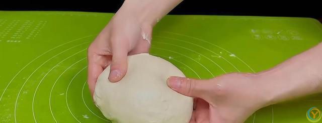 葱油饼好吃有诀窍，不发面不醒面，3分钟一锅，咸香酥软凉了不硬