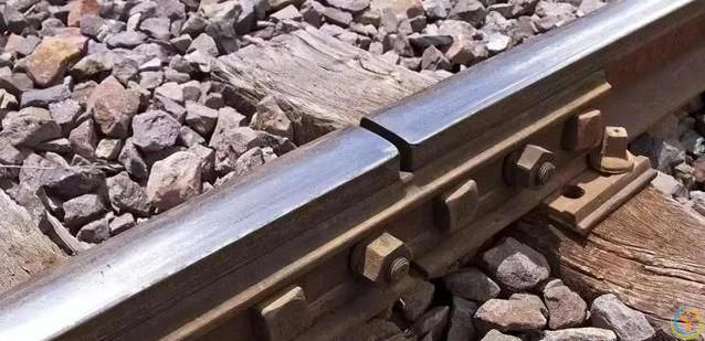 火车咣当声没了？高铁无缝钢轨藏绝技，***世界几十年？