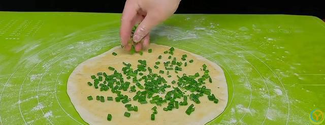 葱油饼好吃有诀窍，不发面不醒面，3分钟一锅，咸香酥软凉了不硬