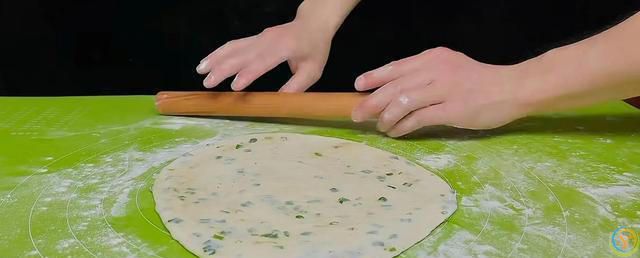 葱油饼好吃有诀窍，不发面不醒面，3分钟一锅，咸香酥软凉了不硬