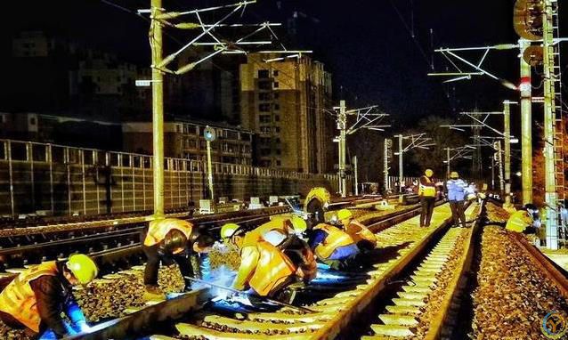 火车咣当声没了？高铁无缝钢轨藏绝技，***世界几十年？