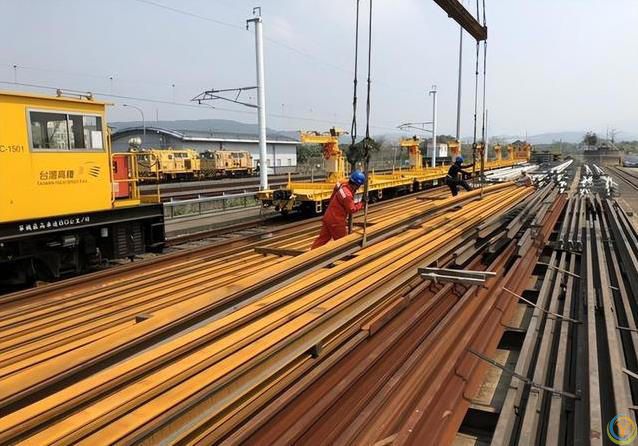 火车咣当声没了？高铁无缝钢轨藏绝技，***世界几十年？