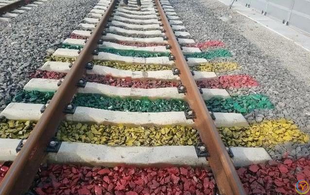 火车咣当声没了？高铁无缝钢轨藏绝技，***世界几十年？