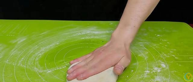 葱油饼好吃有诀窍，不发面不醒面，3分钟一锅，咸香酥软凉了不硬