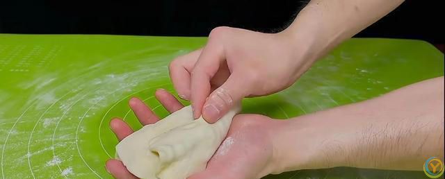 葱油饼好吃有诀窍，不发面不醒面，3分钟一锅，咸香酥软凉了不硬