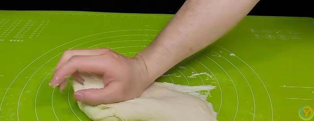 葱油饼好吃有诀窍，不发面不醒面，3分钟一锅，咸香酥软凉了不硬