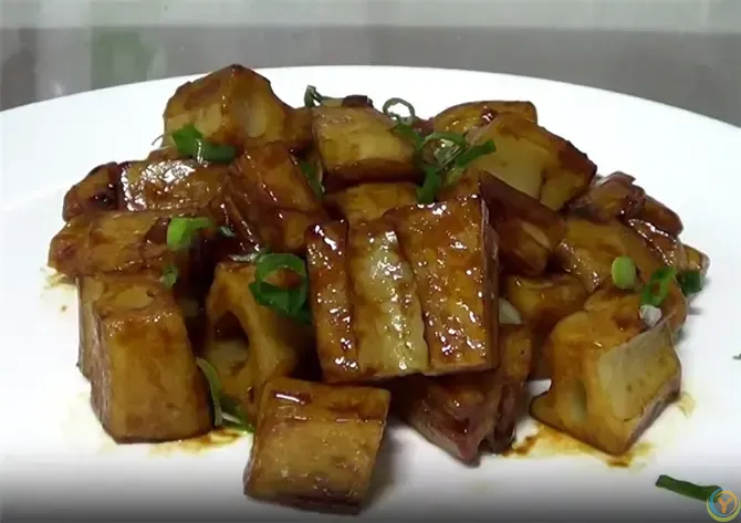 这才是藕最好吃的做法，一道糖醋藕丁，酸甜脆嫩，吃起来超级爽