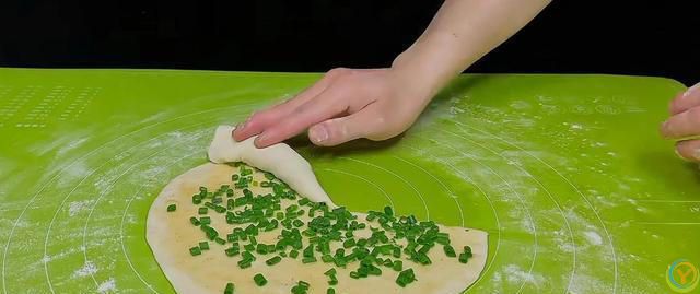 葱油饼好吃有诀窍，不发面不醒面，3分钟一锅，咸香酥软凉了不硬