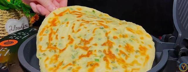 葱油饼好吃有诀窍，不发面不醒面，3分钟一锅，咸香酥软凉了不硬