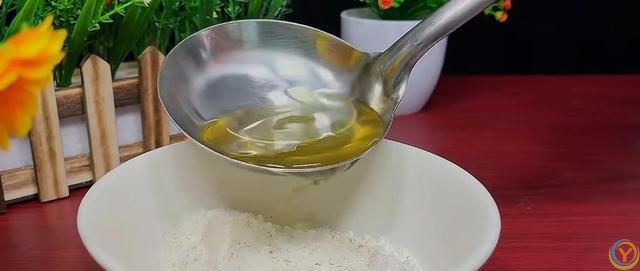 葱油饼好吃有诀窍，不发面不醒面，3分钟一锅，咸香酥软凉了不硬