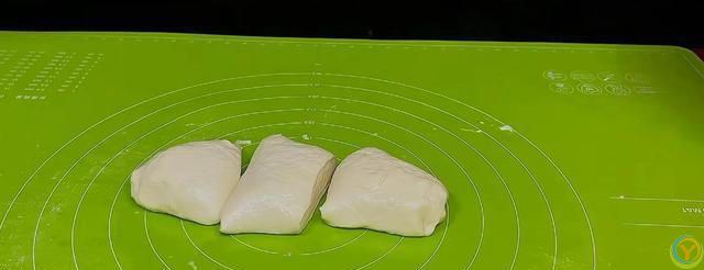 葱油饼好吃有诀窍，不发面不醒面，3分钟一锅，咸香酥软凉了不硬