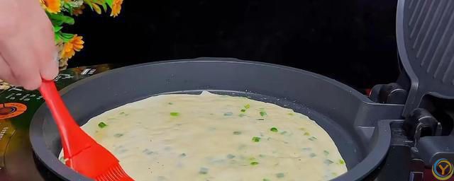 葱油饼好吃有诀窍，不发面不醒面，3分钟一锅，咸香酥软凉了不硬