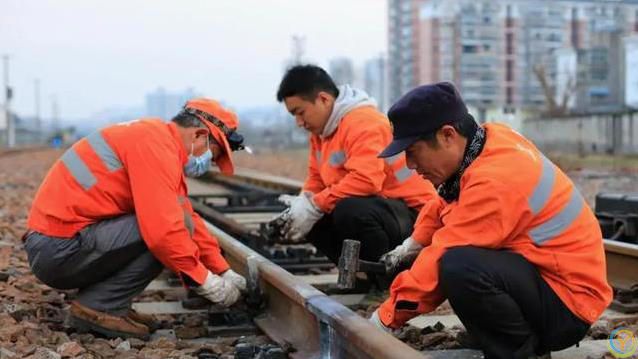 火车咣当声没了？高铁无缝钢轨藏绝技，***世界几十年？