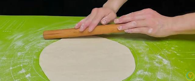 葱油饼好吃有诀窍，不发面不醒面，3分钟一锅，咸香酥软凉了不硬