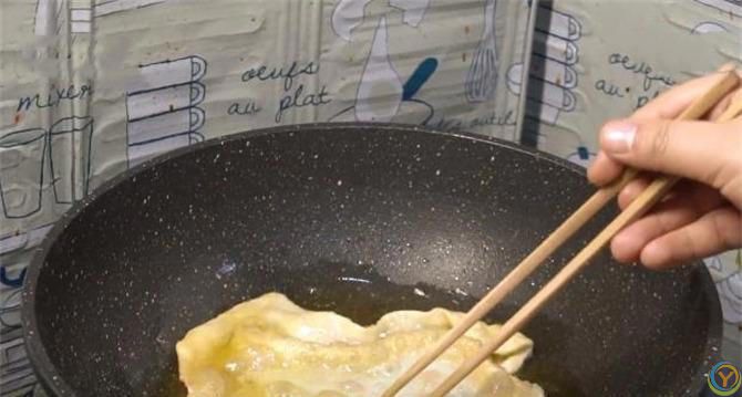 夏天面粉新吃法，不用蒸不用烙，简单一擀，咸香又酥脆，零失败