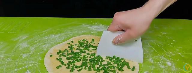 葱油饼好吃有诀窍，不发面不醒面，3分钟一锅，咸香酥软凉了不硬