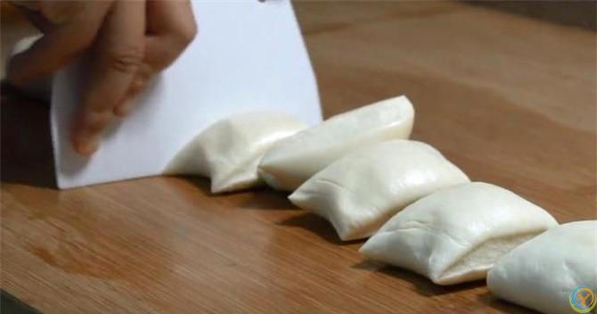 夏天面粉新吃法，不用蒸不用烙，简单一擀，咸香又酥脆，零失败