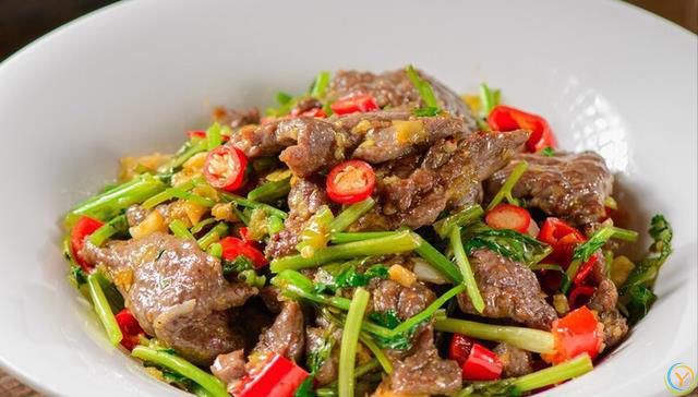 炒牛肉，切记不要放盐腌，分享腌制技巧，出锅后又嫩又滑，超入味