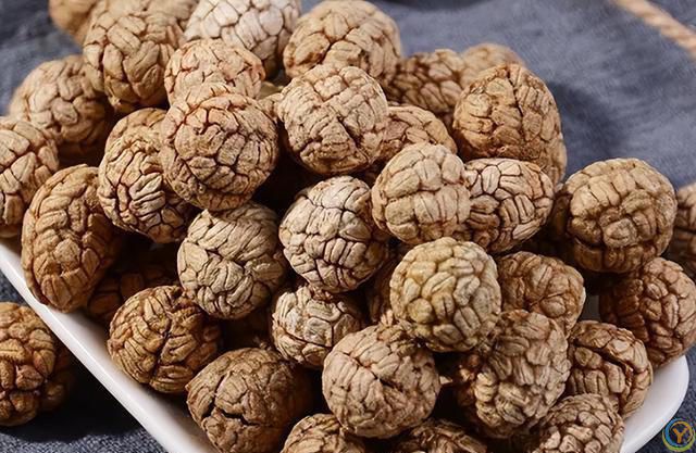 炖排骨时，调料不能放太多，放入这4种就足够，肉香味正软烂脱骨