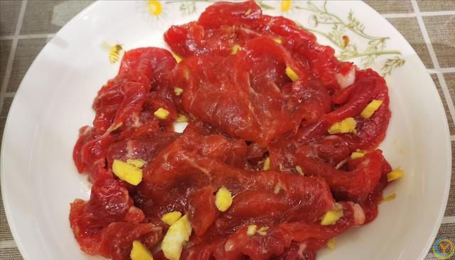 炒牛肉，切记不要放盐腌，分享腌制技巧，出锅后又嫩又滑，超入味