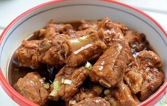 炖排骨时，调料不能放太多，放入这4种就足够，肉香味正软烂脱骨
