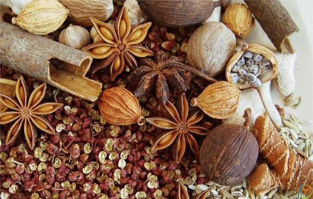 炖排骨时，调料不能放太多，放入这4种就足够，肉香味正软烂脱骨