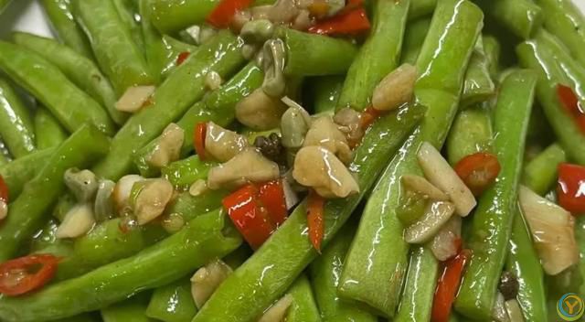 夏天气温高，可以少吃肉，多吃八道素菜，解腻营养，米饭都不够吃