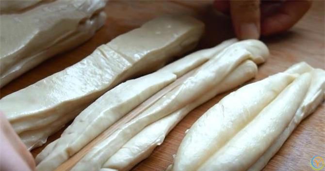 油条夏天新做法，不用发面，不用擀面，简单酥脆，保证一次成功