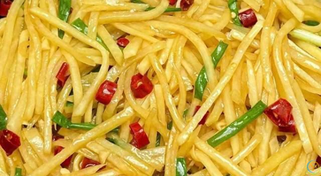 夏天气温高，可以少吃肉，多吃八道素菜，解腻营养，米饭都不够吃