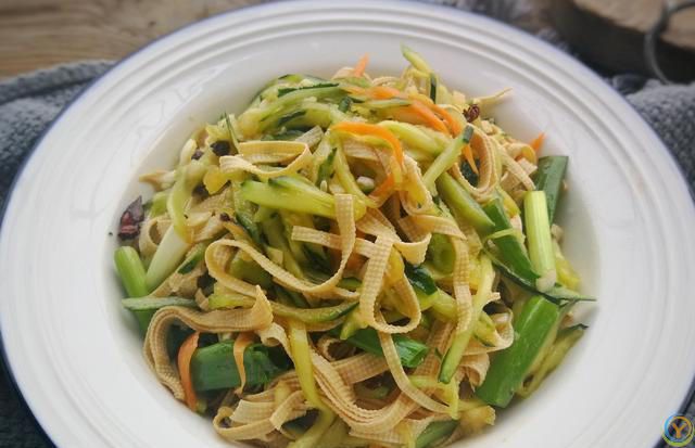 夏天，少吃大鱼大肉，多吃6道碱性菜，清热降火，提高身体素质