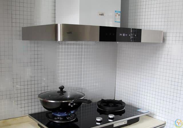 油烟机应该买顶吸还是买侧吸？聪明人都这么选，幸亏知道得够及时