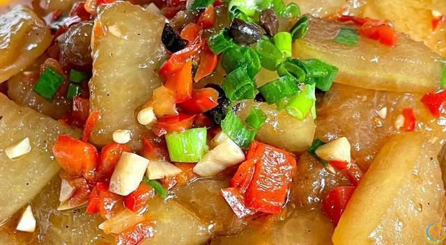 夏天气温高，可以少吃肉，多吃八道素菜，解腻营养，米饭都不够吃