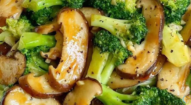 夏天气温高，可以少吃肉，多吃八道素菜，解腻营养，米饭都不够吃