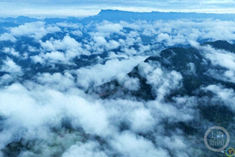 雨后云雾缭绕 高山峡谷如画卷
