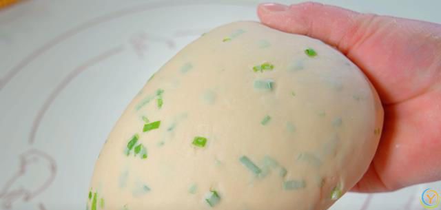 做葱油饼最常见的问题就是发干发硬，教你一个好方法，凉了也不硬